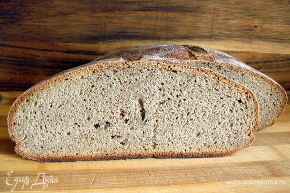 В это время разогреть до духовку до 200оС. Выпекать хлеб в разогретой духовке в течение 40-50 минут до полной готовности. Готовый хлеб выложить на решетку и остудить. Теперь хлеб можно нарезать и наслаждаться. Приятного аппетита!