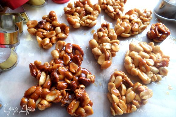 Схватываются орешки в сиропе практически сразу и можно снимать форму.