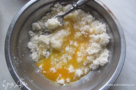 Сливочное масло растереть с сахаром, добавить ванильный сахар и все хорошенько взбить. По одному ввести яйца.