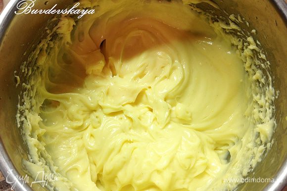 В заварной крем добавить 100 мл ананасового сока (из компота) и взбить миксером до однородности, чтобы не было комочков.