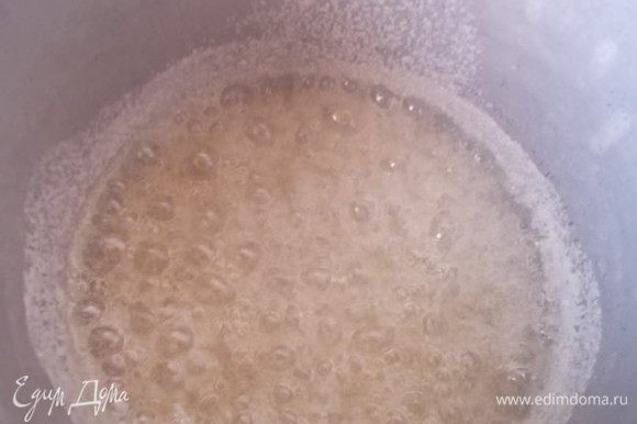Для приготовления белкового крема,сахар смешать с водой в кастрюльке и поставит на огонь на 10 минут.
