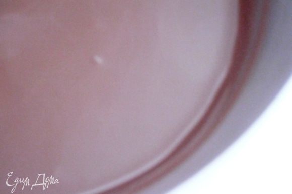 Шоколад поломать на кусочки и, помешивая, растопить на водяной бане.
