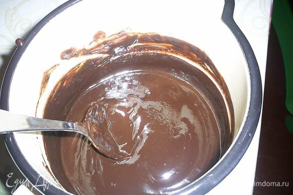 И помешивая, дожидаемся, пока весь шоколад растопится, и у нас получится красивая однородная шоколадная масса. Оставляем ее остывать до комнатной температуры.