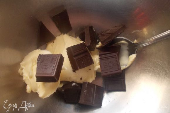 Растопить масло с шоколадом и влить сливки.