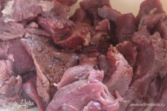 Мясо нарезать узкими тонкими полосками, сложить в миску и залить соевым соусом.