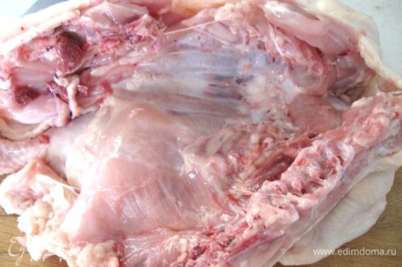 Раскрыть тушку курицы, снять с кожи кости вместе с мясом курицы. Снять мясо с костей. Кожу не выкидывать, она понадобится.