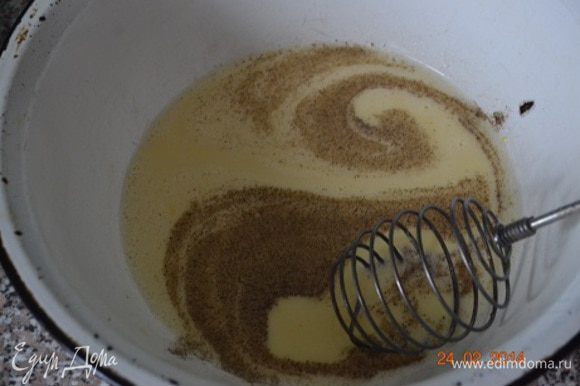 Тесто: яйца слегка взбить венчиком с молоком, солью и щепоткой молотого перца