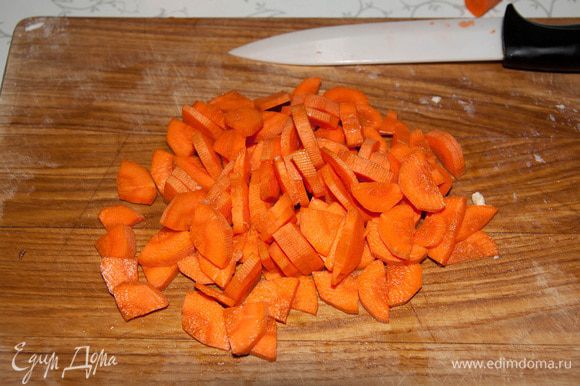 Морковь порезать кубиками.
