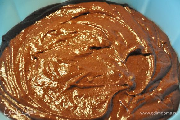 Постепенно влить шоколад. Выпекать тесто в силиконовой форме при 180 гр около 40-45 минут. Моя форма - 24 см.