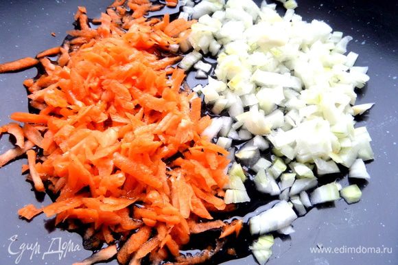В это время можно начинать обжаривать лук, морковь (натертую на крупной терке).