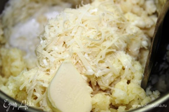 Когда картофель будет готов, слить воду. Немного размять его, добавить сливки, соль, сливочное масло и сыр. Все тщательно размять.