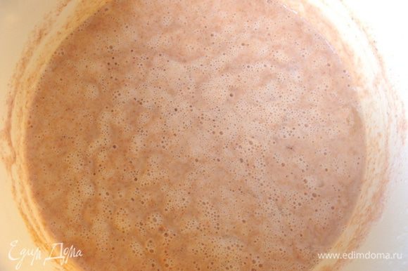 Закваску я готовила так же, как в рецепте трехдневного серого хлеба, который уже выставляла, повторяюсь в который раз: http://www.edimdoma.ru/retsepty/61962-trehdnevnyy-seryy-hleb-bez-drozhzhey Вы можете использовать обычный не сладкий йогурт. Если хотите сделать закваску постную, используйте овсяный питьевой йогурт, как из него сделать закваску описываю подробно! И так, закваска: Смешать 75 г цельнозерновой муки с питьевым йогуртом растительным. Закрыть пленкой и поставить в теплое место на 24 часа. Перемешать, оставить еще на 24 часа. Добавить еще 75 г цельнозерновой муки и 75 мл воды, перемешать, оставить на 24 часа. Смешать закваску с 2 ст. л. пшеничной муки, оставить на ночь в теплом месте.