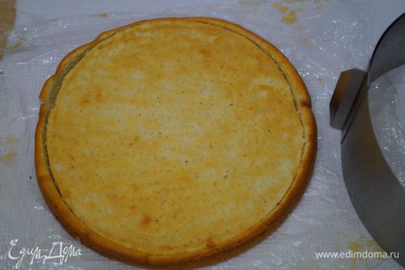 Бисквиты после охлаждения обрезать с помощью тортового кольца, они должны быть абсолютно идентичными!