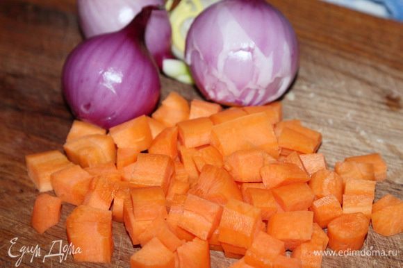 Чистим морковь и лук, нарезаем кубиком и отправляем морковь обжариваться в посуде с маслом растительным (у меня небольшая чугунная кастрюлька).