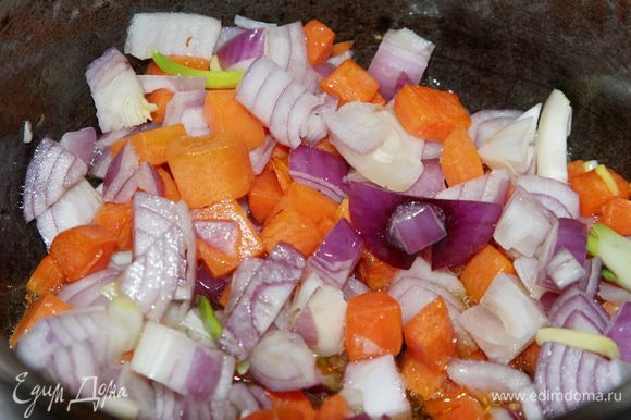 Как только морковь отдаст свой цвет, добавляем лук и протушиваем буквально пару минут.