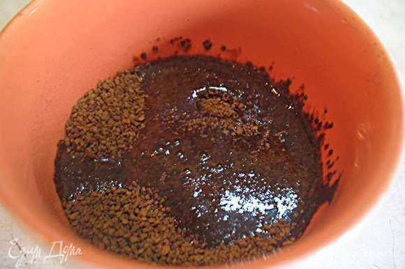 Растворимый кофе залить 50 мл воды и отставить.