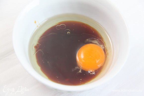 Соединить яйцо, патоку (или мёд) и масло.