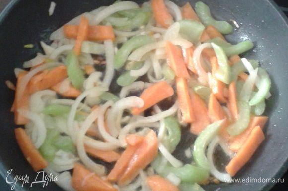 Сковородку разогреть, добавить растительное масло. Лук, морковь, сельдерей обжарить.