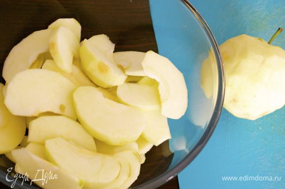 Тем временем яблоки очистить от кожуры, удалить сердцевину и нарезать тонкими дольками. Положить в миску и сбрызнуть соком лимона.