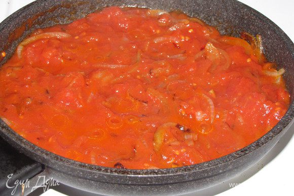 Добавить томаты и готовить на среднем огне, периодически помешивая, 10 минут.