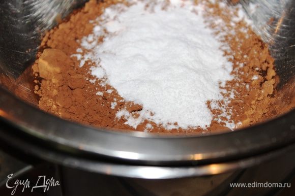 Для второго слоя бисквитной основы необходимо на водяной бане соединить ананасовый сироп (4 ст.л.), какао-порошок, сахарный песок и ликер. Перемешать, чтобы сахар и какао растворились. Получится шоколадная смесь, которую следует остудить в холодильнике.