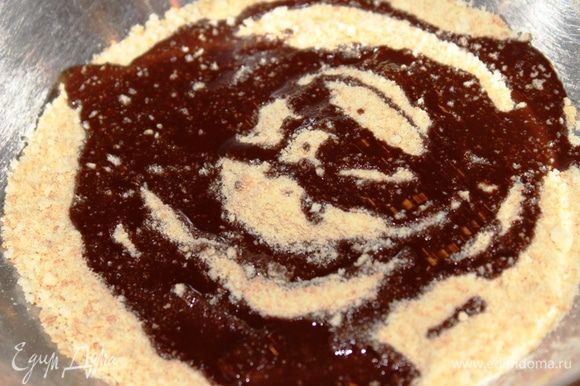 Во вторую часть бисквитной крошки добавить холодную шоколадную смесь и тщательно перемешать, чтобы получилась шоколадная влажная крошка (она похожа на пирожное-картошку, только без масла).