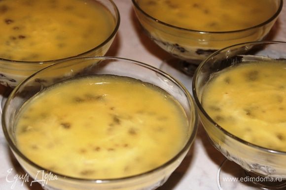 В креманки разлить верхним слоем остывшую ананасовую массу и поставить охлаждаться минимум на 1 час.