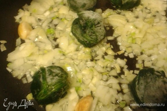 На сковородке разогреть растительное масло, выложить лук и готовить 1-2 минуты. Добавьте к луку шпинат и готовьте, пока шпинат хорошо не прогреется.