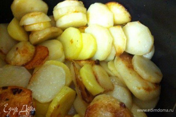 В режиме "поджарить" готовим картофель около 10 минут, можно перемешать, что бы золотистый цвет появился на многих кусочках.