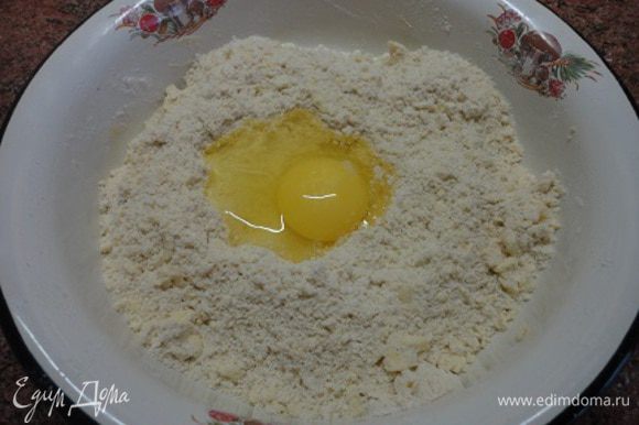 Для сконов в муку с разрыхлителем, солью и перцем добавте нарезанное кусочками масло и разотрите все в крошку. Добавите яйцо и перемешайте.