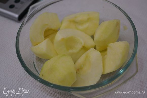 Яблоки очистить от кожуры и семечек, запечь в СВЧ до готовности, слить сок.