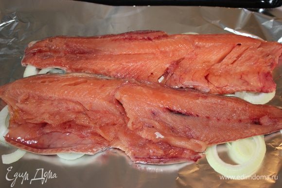 Рыбу разделать на филе (кожу можно не снимать, т.к у гольца она нежная, почти без чешуи). Выпекать будем в фольге. Выложить рыбу на подушку из лука.