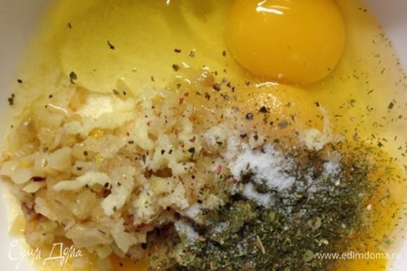 Смешаем манку, яйца, лук, измельченный чеснок, гашеную соду, соль и специи.