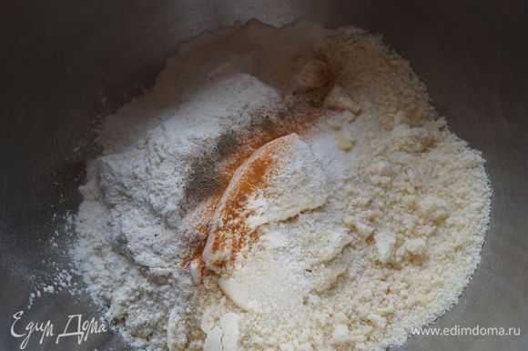 Добавляем соль, перец, мягкое масло - растираем лопаткой или рукой до полного соединения.