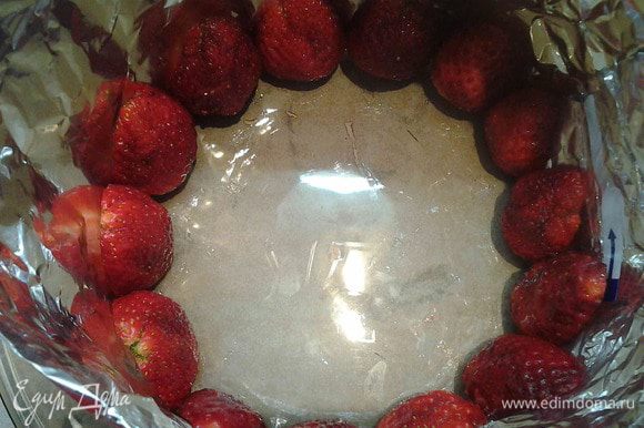 Выложить ягоды срезами наружу в круглой форме (я сделала из фольги круг с высокими бортиками).