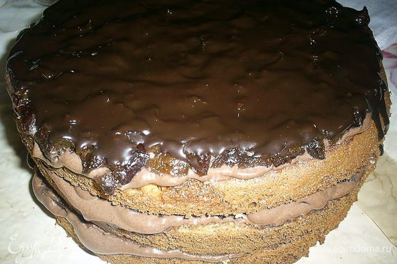 Для глазури шоколад растопить с маслом и молоком на медленном огне. Даем глазури немного (!) остыть и заливаем поверхность торта, разглаживаем ножом.