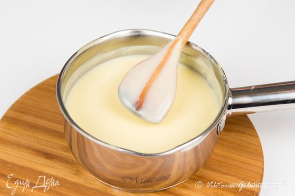 Грушевый крем: Приготовить английский заварной крем (Crème anglaise à la vanille) из ингредиентов, указанных выше.