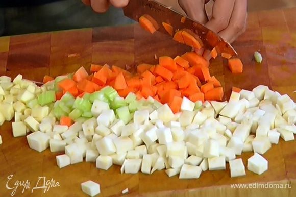 Корень сельдерея, пастернак и морковь почистить и нарезать кубиками (не смешивать).