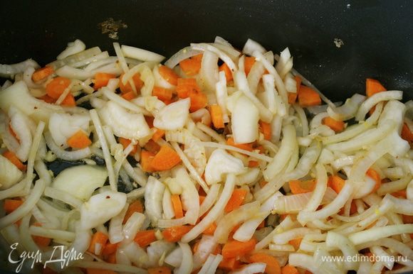 В кастрюлю положить овощи. Посолить, поперчить и обжаривать примерно 7-10 минут, время от времени помешивая.