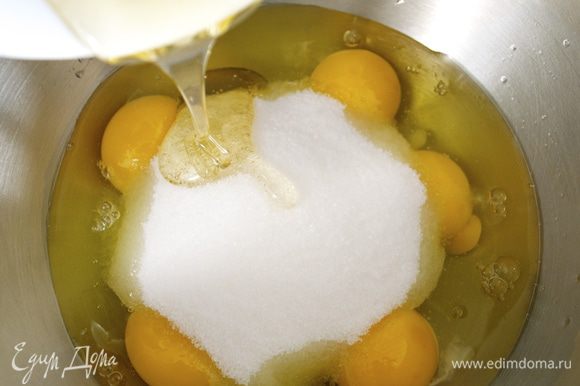 Яйца комнатной температуры (!!!) положить в большую миску для взбивания. Добавить сахар и мед. Взбить с помощью стационарного (или ручного) мискера до пышности и увеличения массы в объеме. Взбивать около 10 минут.
