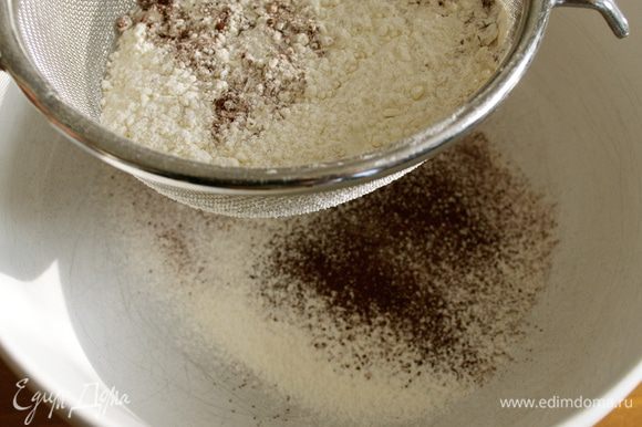 Тем временем духовку включить разогреваться на 180 С. Отдельно просеять муку, какао и разрыхлитель. Добавить щепотку соли.
