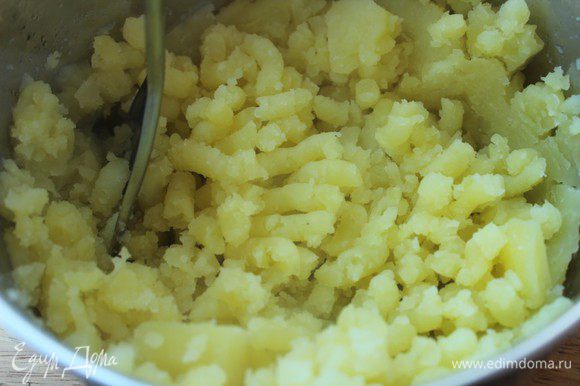 Картофель очистить и сварить в течение 20 минут. Слить воду, картофель растолочь в пюре.