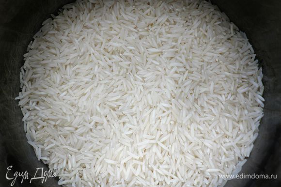 Рис басмати хорошо промыть в холодной воде (подойдёт любой длиннозёрный рис). Затем залить рис водой и дать постоять 20 минут.