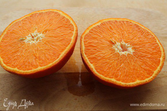 Когда маринад выпарится больше чем наполовину, разрезать апельсин (у меня крупный мандарин) на две части и выжать на утку сок. Запекать еще 15 минут.