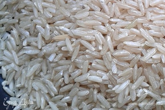 Коричневый рис хорошо промыть, отварить до полуготовности. Воду не сливать.