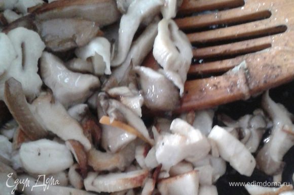 Лук мелко порубить, жарить до прозрачности, добавить чеснок затем добавить грибы, обжарить вместе около 3-5 минут.