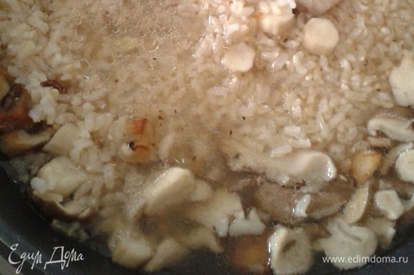 Далее смешать все ингредиенты в большой сковородке, посолить, поперчить, налить воду, в которой варился рис. Сверху выложить консервированные, резаные помидоры. Накрыть крышкой и отправить в разогретую духовку до 200 градусов на 15-20 минут.