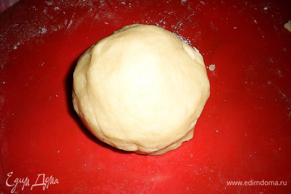 Масло растираем с мукой, сахаром и сухим кремом до получения крошки. Затем добавляем желток и замешиваем тесто. Собираем его в шар и отправляем на полчаса в холодильник.
