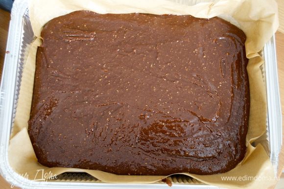 Прямоугольную форму (23 Х 30 см) застелить пекарской бумагой и выложить полученную шоколадную смесь. Разровнять лопаткой. Толщина слоя должна получиться примерно 1 см.