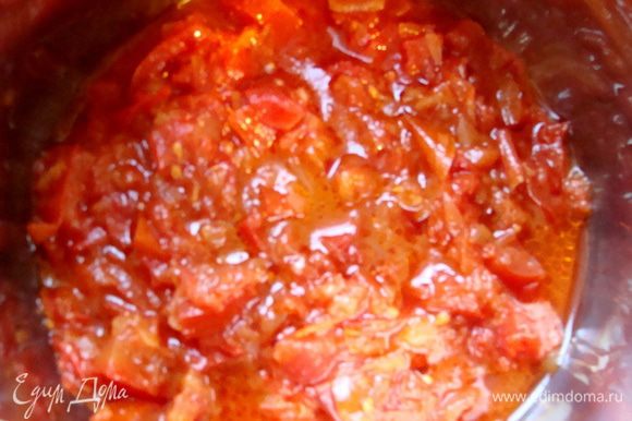 Лук порезать, обжарить, добавить мелко порезанные помидоры, протушить до готовности, посолить.